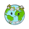 European Love Earth Shape Circle Brooches Miljöskydd Hjärtbrev LAPEL PINS UNISEX Legering Emalj Blomma Handväskekläder Badge Accessories