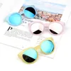 Bébé Accessoires Pour Enfants Garçons Filles Enfant Lunettes De Soleil Shades Lentilles lumineuses UV400 Protection Élégante Cadre Baby Cadre Extérieur Look en plein air 1968 Z2