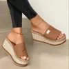 Été femmes pantoufles compensées plate-forme tongs doux confortable 2021 nouvelles chaussures décontractées en plein air plage sandales dames diapositives