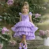 Lanvender gestufte Prinzessin-Blumenmädchenkleider für die Hochzeit, applizierte Festzugskleider, perlenbesetztes, knielanges Tüll-Erstkommunionkleid