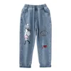 Llegada a los niños Jeans casuales de moda coreana para niñas Pantalones de mezclilla de dibujos animados elásticos de guía de mezclilla 039s adolescentes 210811
