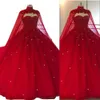 2021 Dunkelrot Schwarz Arabisch Ballkleid Brautkleider Schatz Ärmellos Mit Cape Spitzenapplikationen Kristall Perlen Plus Size Formelle Brautkleider Quinceanera Kleid