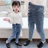 Enfant en bas âge bébé jeans jeans de couleur unie pour filles automne hiver jeans bébé filles style décontracté vêtements pour enfants 210412
