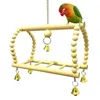 Weiteres Vogelzubehör: 1 Papageienschaukel, hängendes Holzspielzeug, stehende Baumstammbrücke, Treppenleiter
