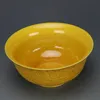 Zarte gelbe Glasurschüssel mit Drachenmuster, hergestellt in Qianlong der Qing-Dynastie