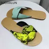 Suojialeun Kobiety Kapcie marki Lato Outdoor Flat Heel Beach Slides Rozrywka Wąż Wzór Otwórz Toe Flip Flops Duży rozmiar 40 C0330