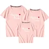 Familjen ser matchande outfits t-shirt kläder mor far son dotter sommar barn kortärmad brev tryck 210429