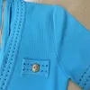 Haute qualité femmes bleu ciel robes de piste col en V à manches courtes bouton tête de lion gaine sexy mince solide tricoté robe Milan E24261p