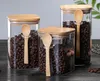 Кухонная квадратная стеклянная герметичная банка для хранения коробки для хранения в зернах с деревянной ложкой, приправа приправа бутылочки.