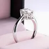 Iogou Classic Real 2 Carats D Färg Moissanite Diamant Bröllopsringar för Kvinnor 100% 925 Sterling Silver Water Drop Bridal Ring