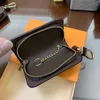 Neue klassische Designer -Buchstaben Brieftasche Schlüsselbeutel Keyring Mode Geldbeutel Anhänger Autokette Charm Brown Blumenbox