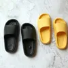 2021 Indoor Slippers Men vrouwen niet-slip badkamer huisschoenen plat Eva dikke bodem slippers glijdt dames sandalen zomer slippers flopflops