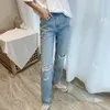 Dame Hellblaue Farbe Bleistifthose Retro Soratched Hole Ripped Mom Jeans Ganzkörperansicht Tägliche Bürokleidung Femme 210515