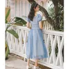 Wunderschöne blaue Spitze, stilvoller O-Ausschnitt, kurze Puffärmel, Taillenkontrolle, Häkelschleife, Damen-Vintage-Plisseekleid 210416