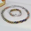 Europa América Hombres Color plata Metal Esmalte multicolor Diamante Grabado V Iniciales Cadenas Eslabones Parches Collar Pulsera Jew270j