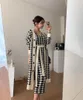 Koreansk mode kvinnors höstvinter V-hals Houndstooth Plaid Grid Sticked tröja Cardigan och Midi Long Tank Dress 2 PCS SE230U