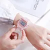 Relógios de pulso Meninos e meninas da moda Versão coreana de simples despertador luminoso de pequeno despertador quadrado transparente Relógio eletrônico LED