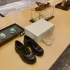 2022 Chaussures habillées de marque de luxe en cuir pour femmes mocassins design de bonne qualité Base épaisse Muffin Top emballage prenant en charge la version la plus élevée