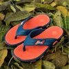 Trenden av sommaren Flip Flops Beach Slippers Street Hipsters måste ha en bekväm och övre mjukdämpande svartblå grön brun