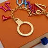 Snygg Färgglada Lyxig designer Keychain Letter Pendant Gold Key Buckle Avtagbara nyckelringar för Mens Womens Keys Ornaments grossist