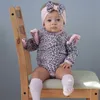 Kleidersets 0-24M geborenes Mädchen lässig Outfits Langarm Leopard-Druck Rüschen Dekor Playsuit + elastischer Bow-Knoten-Stirnband 2-teiliges Set