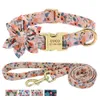 Collier de chien gravé personnalisé avec laisse Collier d'identification de chien imprimé en nylon pour la marche des animaux de compagnie avec des accessoires de fleurs pour petits chiens de taille moyenne à grande