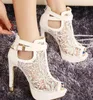 Kobiety Sexy Białe Czarne Koronki Hollow Buty Ślubne Out Peep Toe Botki Klamry Obcasy Metalowe Oddychające Chic Weddings Buty Rozmiar UE 34 do 39