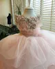 Pärlor Flower Pink Girl Dresses For Wedding High Low Ruffles Pärlade Applique Baby Birthday Party Dress Girls Pageant Ball Glows Kid Clothes S