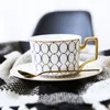 Coppe di lusso Saucers Bone China Inghilterra Stile squisito tazza da tè da tè set da soggiorno con vera maniglia dorata dorata