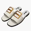 Italienskt original 2022 vår och sommar nya damtofflor högkvalitativt lädertrend mode hårdvara design strand sommar vita skor