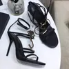 2021 Lüks Tasarımcı Stil Sandalet Patent Deri 10.5 cm Thrill Topuklu Kadın Benzersiz Metal Harfler Elbise Düğün Ayakkabı Seksi Rhinestone Ayak Bileği Kayışı Marka Ayakkabı 35-41