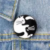 Yinyang katt kram brosch pins kärlek söt emalj djur lapel pin för kvinnor män topp klänning cosage mode smycken kommer och sandiga