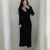 Höst Vinter Koreansk Casual Black Belted Knitted Dress Kvinnor Långärmad Sexig V-Neck Chic Kvinna Pläterad Sweater Robe 210514