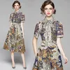Moda Jesień Abstrakcjonistyczna Roślina Pozycja Zwierząt Produkcja Drukujące Kobiety Rocznika Krótki Rękaw Elegancki Kobiet Beltowy Łuk Party Dress 210416