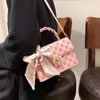 2022 Senaste handväska fabrikshandeln kvinnlig sommar präglad rosa en axel liten fyrkantig bärbar silke halsduk båge