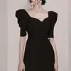 Мода Женщины Высококачественный дизайн Летние Платья Высокая Талия Повседневная Асимметическая Воротник Слованная рукава Черное платье 210520