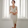 Dentelle Robe de mode Corée irrégulière pour femmes Été Summer White Flare Sleeve V Draps Linge Sexy Dames Office Baldoyant Robes 210602