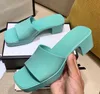 Hot Jelly Luxury Slippers Crystal Sandals Slides planos saltos altos mulheres mulheres praia de verão grossa shathies plataforma de alfabetismo 35-41