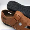 2021 Sandalias de cuero de moda para hombres Zapatillas de caballeros frescos en Sandalias de resbalones de alta calidad de verano con diseño hueco