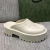 med låda Perforerade designersandaler Tjock botten Plattform Slide Mode Casual Skor Lyx ihåligt mönster Gummi Sandal Flats sliders slider damsko ogmine