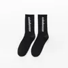 Skateboard chaussettes hommes femmes hip hop mode belle personnalité loisirs rue coton moyen long tube noix de coco haut genou lettre bas de basket-ball sous-vêtements