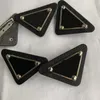 3 colores Triángulo Insignia Mujer Pins Ropa de moda Sombrero Accesorios Diseñador Letra de diseño Broches impresos para fiesta