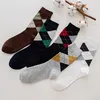 Herensokken 1Pair Rhombus Patroon Katoenstijl Comfortabele sok voor de mens Keep warme middenbuis herfst Winter Aanbevelingen