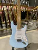 Guitare électrique ST couleur bleu ciel, touche en érable, Pickguard blanc, matériel chromé de haute qualité 3804347
