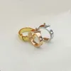 Europa Amerika Mode Stil Ringe Männer Dame Frauen Titan Stahl Gravierte V Initialen 18K Gold Überzogene Liebhaber Empreinte ring Q9K98Z 234I