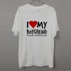 Jag älskar min pojkvän Ja han köpte mig flickvän Rolig födelsedagspresent rolig humor T-shirt herr T-shirt Great Tee Unisex 210629