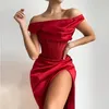 платье из красного черного корсета