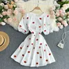 Fiori di fragole in stile francese ricamo vestito corto Donne Donne Summer Svilt Out Retro Abiti da spiaggia vintage 210603