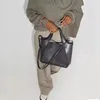 2021 أكياس الأزياء النسائية حقيبة يد فاخرة شخصية الكتف حقائب اليد مائل رسالة الترفيه مثقبة واحدة أكتاف حقيبة