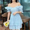 Sommarblå tårta Klänning Kvinna Kort Puff Sleeve Slash Neck Casual Mini Runway Design Ruffle White Vestidos 210603